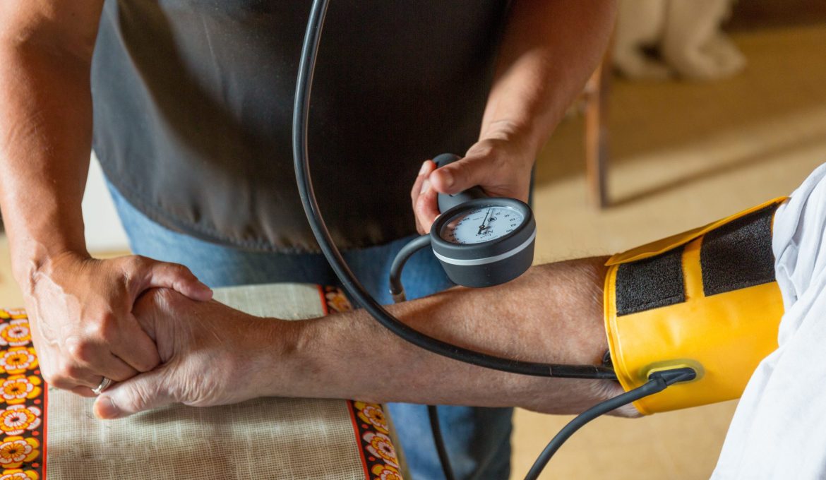 Prise de tension artérielle par aide-soignante soins infirmiers à domicile